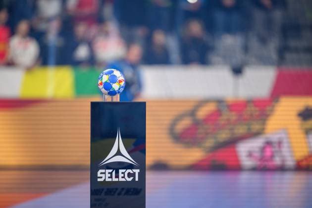 240114 The Select match ball ahead of the EHF European Handball Championship match between Romania and Spain on January 14, 2024 in Manheim Photo Ludvig Thunman BILDBYRAN code LT LT0577 handball handball handball handball handballs em 2024 rumania romania spanien ehf european handball championship spain day 4 bbeng  Copyright: LUDVIGxTHUNMAN BB240114LT011