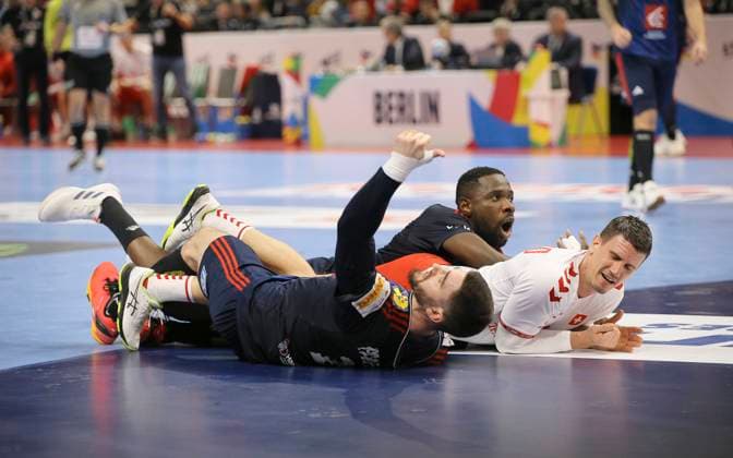 Photo is devastated Andy SCHMID Switzerland , Suisse European Handball Championship, preliminary round in Berlin , on Sun 14 01 2024 Switzerland France 26 26 Claus Bergmann DFL regulations prohibit any use of photographs as image sequences and or quasi video