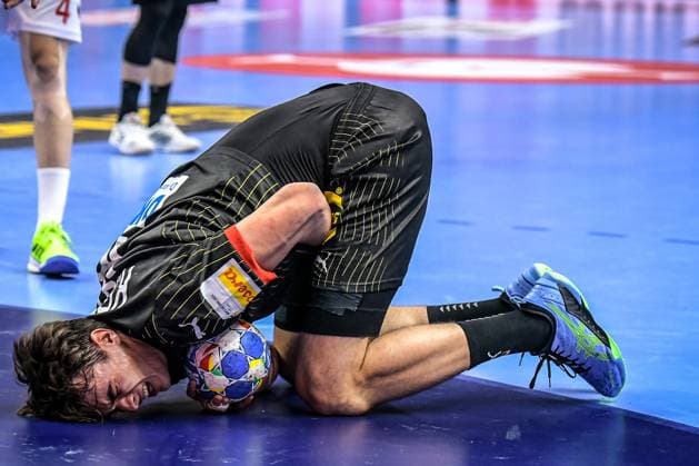Handball EHF Handball EM 2024, North Macedonia Germany 14 01 2024, xdanx, Handball EHF Handball EM 2024, North Macedonia Germany v l Julian Koester Germany 18 ,schmerzen an der Hand bei einem Zweikampf verletzt Berlin Mercedes Benz Arena Berlin Deutschland DE Copyright: xDanielxLakomskix