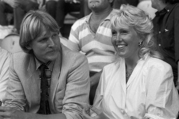 Bernd Schuster mit seiner Ehefrau Gaby 06 84 ru Bernd und Gaby Schuster am Rande eines Fußballspiels während der Fußball-Europameisterschaft in Frankreich, 12.-21. Juni 1984 Deutschland deutsch deutscher deutsche Mann Frau ex ehemalig ehemalige ehemaliger Fußballer Fußball Fußballspieler EM Euro Spielermanagerin Managerin Management german former soccer player female manager quer halb sitzend Tribüne sprechend lächelnd sw *** Bernd Schuster with his wife Gaby 06 84 ru Bernd and Gaby Schuster on the sidelines of a soccer match during the European Soccer Championship in France, 12 21 June 1984 Germany German German man woman ex former former soccer player soccer soccer player EM Euro player manager manager management German former soccer player female manager cross half sitting tribune talking smiling sw