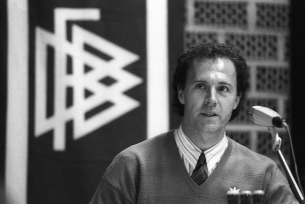 Franz Beckenbauer (DFB-Teamchef) 10 85 ru Franz Beckenbauer im Oktober 1985 am Rande des U21, U 21 Fußballländerspiels Deutschland gegen Portugal in Karlsruhe Deutschland deutsch deutscher deutsche Mann Männer Frau ex ehemalig ehemaliger Fußballer Fußball Fußballspieler Teamchef Nationalelf Nationaltrainer DFB german former soccer player coach quer Porträt sprechend neutral Mikrofon Logo sw *** Franz Beckenbauer DFB Teamchef 10 85 ru Franz Beckenbauer in October 1985 on the sidelines of the U21 international soccer match between Germany and Portugal in Karlsruhe Germany german german man men woman ex former former soccer player soccer player teamchef national team national coach DFB german former soccer player coach cross portrait speaking neutral microphone logo bw