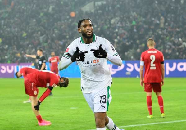 Bilder des Jahres 2024, Sport 01 Januar Sport Themen der Woche KW02 Sport Bilder des Tages Jubel Jordan SIEBATCHEU (MG) nach seinem Tor zum 3:1, dahinter enttaeuschte Spieler von S. Fussball 1. Bundesliga,17.Spieltag, Borussia Moenchengladbach (MG) - VfB Stuttgart (S) 3:1, am 14.01.2024 in Moenchengladbach Deutschland. DFL regulations prohibit any use of photographs as image sequences and or quasi-video *** Jordan SIEBATCHEU MG cheers after his goal for 3 1, behind him disappointed players of S Soccer 1 Bundesliga,17 Matchday, Borussia Moenchengladbach MG VfB Stuttgart S 3 1, am 14 01 2024 in Moenchengladbach Germany DFL regulations prohibit any use of photographs as image sequences and or quasi video