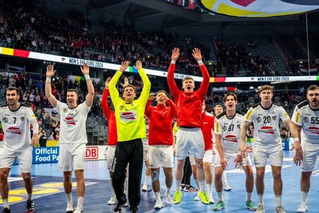 Sport Bilder des Tages HANDBALL - EHF EURO 2024 MANNHEIM,GERMANY,14.JAN.24 - HANDBALL - EHF Men s European Championship, EM, Europameisterschaft 2024, group stage, Austria vs Croatia. Image shows the rejoicing of AUT.  GEPAxpictures xEdgarxEisner