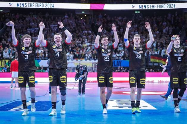 14 01 2024, EHF EURO 2024, Mens European Handball Championship, Mercedes Benz Arena in Berlin, Germany North Macedonia Closing cheers after the victory against North Macedonia The German team stands on the pitch cheering and thanking the spectators In the picture from left to right Nils Lichtlein Germany , Justus Fischer Germany , Renars Uscins Germany , Martin Hanne Germany and Juri Knorr Germany Berlin Germany