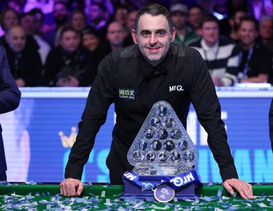 Bilder des Jahres 2024, Sport 01 Januar Sport Themen der Woche KW02 Sport Bilder des Tages (240115) -- LONDON, Jan. 15, 2024 -- Ronnie O Sullivan of England poses for photos with the trophy after the final match between Ronnie O Sullivan and Ali Carter of England at Snooker Masters 2024 in London, Britain, Jan. 14, 2024. (Photo by Xinhua) (SP)BRITAIN-LONDON-SNOOKER-MASTERS 2024 ZhaixZheng 