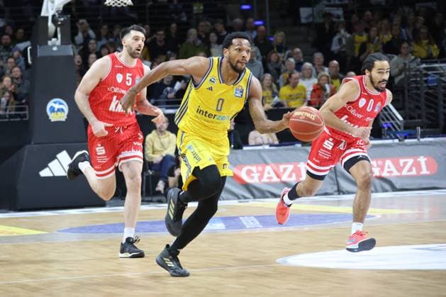 Sport Themen der Woche KW02 Sport Bilder des Tages DEU, easyCredit BBL, ALBA vs. Wuerzburg Baskets, 14.01.2024, Max-Schmeling-Halle, Berlin, DEU, easyCredit BBL, ALBA vs. Wuerzburg Baskets, im Bild Sterling Brown (ALBA Berlin 0), Owen Klassen (Wuerzburg Baskets 5), Otis Livingston (Wuerzburg Baskets 0) Foto: Juergen Engler nordphoto GmbH *** DEU, easyCredit BBL, ALBA vs Wuerzburg Baskets, 14 01 2024, Max Schmeling Halle, Berlin, DEU, easyCredit BBL, ALBA vs Wuerzburg Baskets, in the picture Sterling Brown ALBA Berlin 0 , Owen Klassen Wuerzburg Baskets 5 , Otis Livingston Wuerzburg Baskets 0 Photo Juergen Engler nordphoto GmbH nordphotoxGmbHx xEngler nph00076