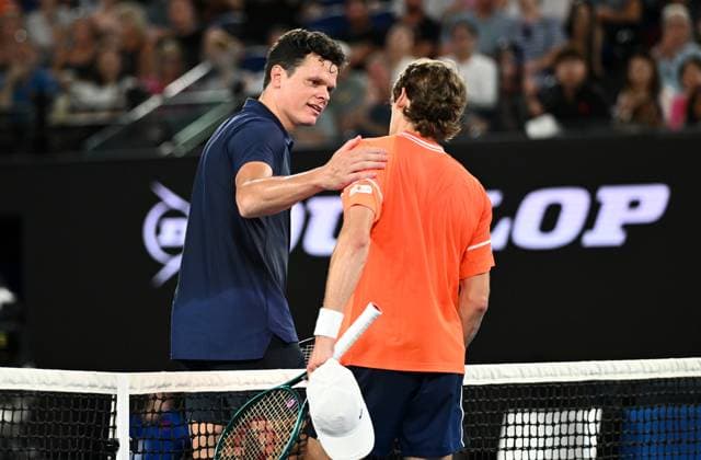 TENNIS AUSTRALIAN OPEN, Milos Raonic of Canada (left) is seen as he retires hurt from his first round match against Alex De Minaur of Australia on Day 2 of the 2024 Australian Open at Melbourne Park in Melbourne, Monday, January 15, 2024. ( NO ARCHIVING, EDITORIAL USE ONLY, NO USE IN BOOKS WITHOUT CONSENT MELBOURNE VICTORIA AUSTRALIA  Copyright: xJOELxCARRETTx 20240115001889271054