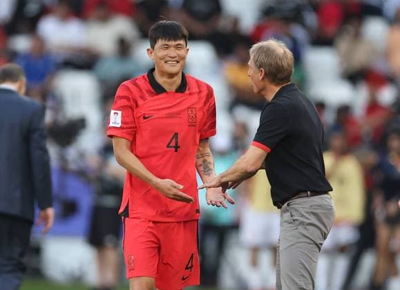 (240115) -- DOHA, Jan. 15, 2024 -- South Korea s Kim Minjae (L) greets head coach Jurgen Klinsmann after being replaced during the Group E match between South Korea and Bahrain at AFC Asian Cup Qatar 2023 in Doha, Qatar, Jan. 15 2024. ) (SP)QATAR-DOHA-FOOTBALL-AFC ASIAN CUP-GROUP E-KOR VS BHR CaoxCan 