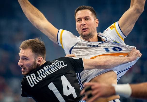 Sport Bilder des Tages HANDBALL - EHF EURO 2024 MANNHEIM,GERMANY,15.JAN.24 - HANDBALL - EHF Men s European Championship, EM, Europameisterschaft 2024, group stage, Bosnia and Herzegovina vs Georgia. Image shows Teimuraz Orjonikidze (GEO) and Marko Panic (BIH).  GEPAxpictures xEdgarxEisner