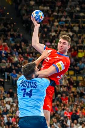 GER, MenÕs EHF EURO, Group F, Czech Republic CZE vs Greece GRE 15 01 2024, Olympiahalle, Muenchen, GER, MenÕs EHF EURO, Group F, Czech Republic CZE vs Greece GRE , in the picture Nikos Passias Greece 14 in a duel against Lukas Morkovsky Czech Republic 39 Foto nordphoto GmbH Straubmeier DFL regulations prohibit any use of photographs as image sequences and or quasi video, nordphotoxGmbHx xStraubmeier nph00004