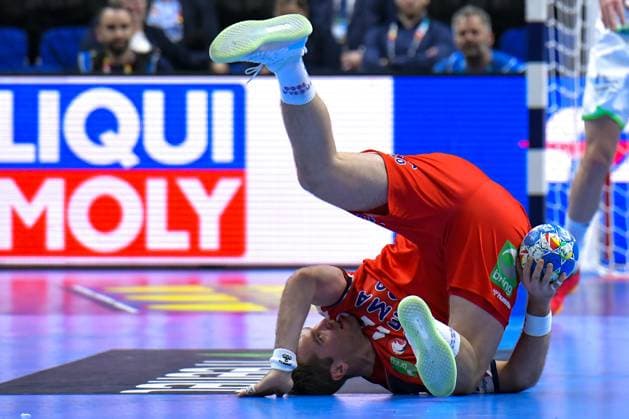Handball EHF Handball EM 2024, Norway Slovenia 15 01 2024, xdanx, Handball EHF Handball EM 2024, Norway Slovenia v l Petter Overby Norway 11 ,macht eine Rolle Berlin Mercedes Benz Arena Berlin Germany EN Copyright: xDanielxLakomskix