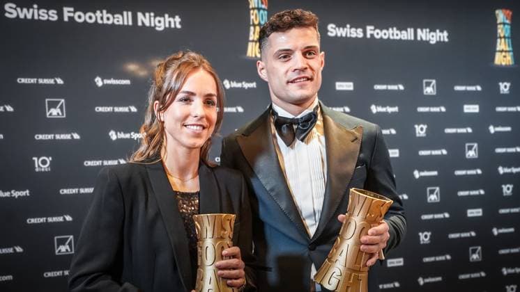Sport Themen der Woche KW03 Sport Bilder des Tages Fußball: Swiss Football Night 2024, Casino Bern. Schweiz: Beste Spielerin und Spieler der Schweiz: Lia Wälti und Granit Xhaka Swiss Football Night 2024 *** Soccer Swiss Football Night 2024, Casino Bern Switzerland Switzerlands best players Lia Wälti and Granit Xhaka Swiss Football Night 2024
