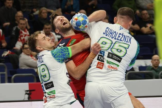 DEU, EHF 2024, Norway vs. Slovenia, 15 01 2024, Mercedes Benz Arena, Berlin, DEU, EHF 2024, Norway vs. Slovenia, in the picture Harald Reinkind NOR 27 , Jovicic Slatinsek, Stas SLO 19 , Suholeznik, Matic SLO 95 Photo Juergen Engler nordphoto GmbH nordphotoxGmbHx xEngler nph00076