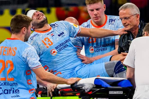 Sport Themen der Woche KW03 Sport Bilder des Tages 240115 Samir Benghanem of the Netherlands receives medical treatment during the EHF European Handball Championship match between Sweden and the Netherlands on January 15, 2024 in Manheim. Photo: Ludvig Thunman BILDBYRAN kod LT LT0579 handball handboll handball handbolls-em 2024 sverige sweden nederländerna netherlands ehf european handball championship day 5 bbeng depp skada *** 240115 Samir Benghanem of the Netherlands receives medical treatment during the EHF European Handball Championship match between Sweden and the Netherlands on January 15, 2024 in Manheim Photo Ludvig Thunman BILDBYRAN code LT LT0579 handball handball handball handball handballs em 2024 sverige sweden nederlandene netherlands ehf european handball championship day 5 bbeng depp injury  Copyright: LUDVIGxTHUNMAN BB240115LT063