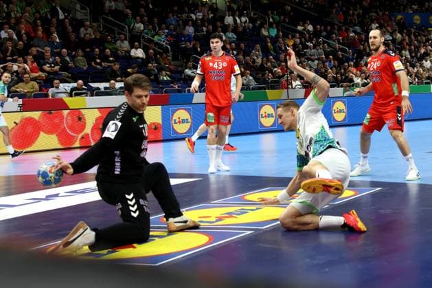 DEU, EHF 2024, Norway vs. Slovenia, 15 01 2024, Mercedes Benz Arena, Berlin, DEU, EHF 2024, Norway vs. Slovenia, in the picture Torbjorn Bergerud NOR 30 , Kodrin, Tilen SLO 20 Photo Juergen Engler nordphoto GmbH nordphotoxGmbHx xEngler nph00076