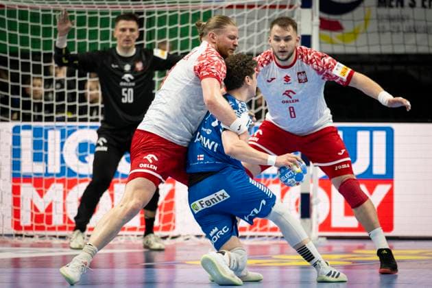 15 01 2024 Handball Men EHF EM 2024 Poland Faeroeer From left Maciej Gebala Poland , Elias Ellefsen a Skipagotu Faeroeer , Bartlomiej Bis Poland Berlin Mercedes Benz Arena Berlin Berlin Germany KlausTrotter 20240115 3685