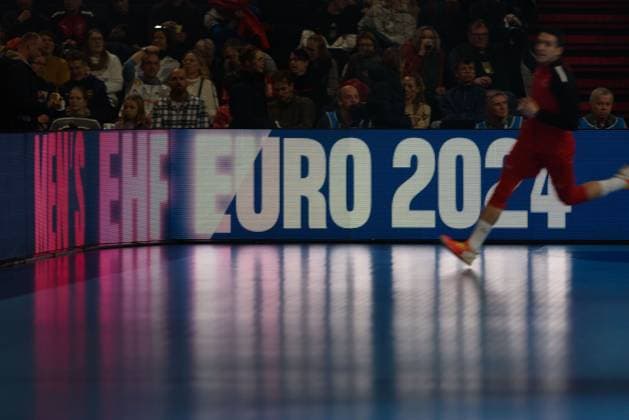 Sport Bilder des Tages Munich, Germany, January 15th 2024: Light board with Mens EHF Euro 24 lettering and mirroring on the court before the 2024 European Handball Championship group phase match between Czech Republic and Greece at Olympiahalle in Munich, Germany. (Sven Beyrich SPP) Copyright: xSvenxBeyrich SPPx spp-en-SvBe-20240115-D75_9370