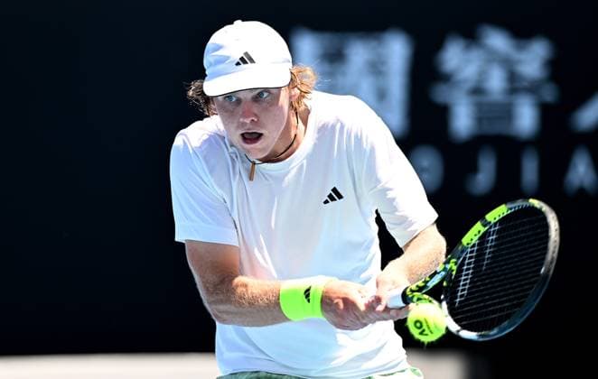 TENNIS AUSTRALIAN OPEN, Alex Michelsen of USA returns during his first round match against James McCabe of Australia on Day 3 of the 2024 Australian Open at Melbourne Park in Melbourne, Tuesday, January 16, 2024. ( NO ARCHIVING, EDITORIAL USE ONLY, NO USE IN BOOKS WITHOUT CONSENT MELBOURNE VICTORIA AUSTRALIA  Copyright: xJAMESxROSSx 20240116001889597434
