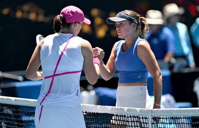 TENNIS AUSTRALIAN OPEN, Iga Swiatek of Poland (left) shakes hands with Sofia Kenin of the USA after winning her first round match on Day 3 of the 2024 Australian Open at Melbourne Park in Melbourne, Tuesday, January 16, 2024. ( NO ARCHIVING, EDITORIAL USE ONLY, NO USE IN BOOKS WITHOUT CONSENT MELBOURNE VICTORIA AUSTRALIA  Copyright: xLUKASxCOCHx 20240116001889609918