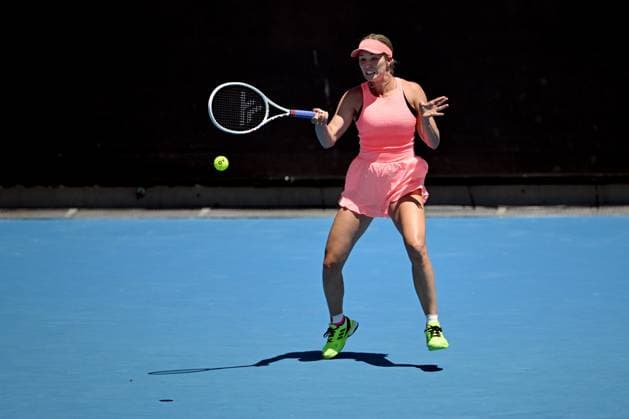 TENNIS AUSTRALIAN OPEN, Danielle Collins of the USA returns during her match against Angelique Kerber of Germany on Day 3 of the 2024 Australian Open at Melbourne Park in Melbourne, Tuesday, January 16, 2024. ( NO ARCHIVING, EDITORIAL USE ONLY, NO USE IN BOOKS WITHOUT CONSENT MELBOURNE VICTORIA AUSTRALIA  Copyright: xLUKASxCOCHx 20240116001889612208