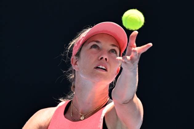 Sport Bilder des Tages TENNIS AUSTRALIAN OPEN, Danielle Collins of the USA serves during her match against Angelique Kerber of Germany on Day 3 of the 2024 Australian Open at Melbourne Park in Melbourne, Tuesday, January 16, 2024. ( NO ARCHIVING, EDITORIAL USE ONLY, NO USE IN BOOKS WITHOUT CONSENT MELBOURNE VICTORIA AUSTRALIA  Copyright: xJAMESxROSSx 20240116001889627453