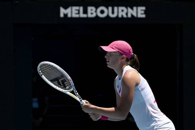 TENNIS AUSTRALIAN OPEN, Iga Swiatek of Poland returns during her first round match against Sofia Kenin of the USA on Day 3 of the 2024 Australian Open at Melbourne Park in Melbourne, Tuesday, January 16, 2024. ( NO ARCHIVING, EDITORIAL USE ONLY, NO USE IN BOOKS WITHOUT CONSENT MELBOURNE VICTORIA AUSTRALIA  Copyright: xLUKASxCOCHx 20240116001889629245