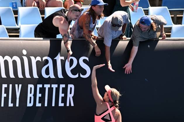 TENNIS AUSTRALIAN OPEN, Danielle Collins of the USA celebrates with fans following her win over Angelique Kerber of Germany on Day 3 of the 2024 Australian Open at Melbourne Park in Melbourne, Tuesday, January 16, 2024. ( NO ARCHIVING, EDITORIAL USE ONLY, NO USE IN BOOKS WITHOUT CONSENT MELBOURNE VICTORIA AUSTRALIA  Copyright: xJAMESxROSSx 20240116001889637053