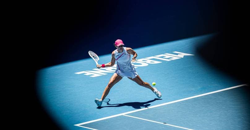 Sport Bilder des Tages (240116) -- MELBOURNE, Jan. 16, 2024 -- Iga Swiatek of Poland returns a shot during the women s singles 1st round match between Iga Swiatek of Poland and Sofia Kenin of the United States at Australian Open tennis tournament in Melbourne, Australia, Jan. 16, 2024. (Photo by Xinhua) (SP)AUSTRALIA-MELBOURNE-TENNIS-AUSTRALIAN OPEN HuxJingchen 