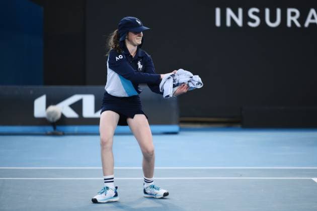 A ball kid catches a bug on the court during Emma Raducanu s first round match Australian Open, Day Three, Tennis, Melbourne Park, Melbourne, Australia - 16 Jan 2024  Copyright: xJamesxGourley Shutterstockx 14297584dr