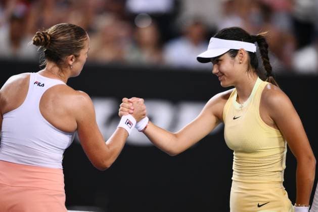 Emma Raducanu (GBR) meets Shelby Rogers (USA) at the net after winning her first round match Australian Open, Day Three, Tennis, Melbourne Park, Melbourne, Australia - 16 Jan 2024  Copyright: xJamesxGourley Shutterstockx 14297584en