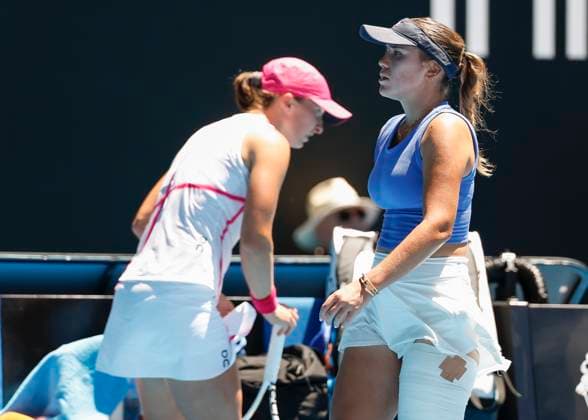 R L Sofia Kenin passes Iga Swiatek at the changeover, Australian Open 2024, Melbourne Park, Melbourne, Victoria, Australia Copyright: xJuergenxHasenkopfx