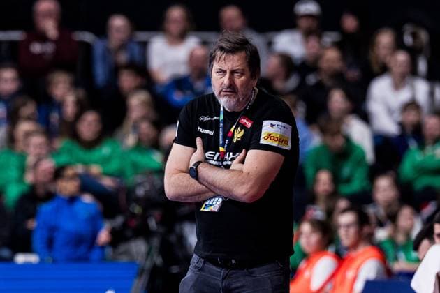 MENS EHF EURO 2024 Serbia Montenegro 16 01 2024 Vlado Sola Coach Montenegro with folded arms MENS EHF EURO 2024 Serbia Montenegro, Olympiahalle, Munich on 16 01 2024 Copyright: xBEAUTIFULxSPORTS Wunderlx