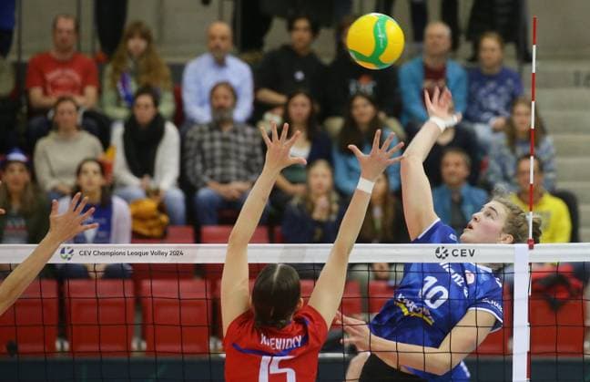 Stuttgart , Volleyball CEV Champions League , Allianz MTV Stuttgart vs Asterix Avo Beveren , right Jolien Knollema Stgt