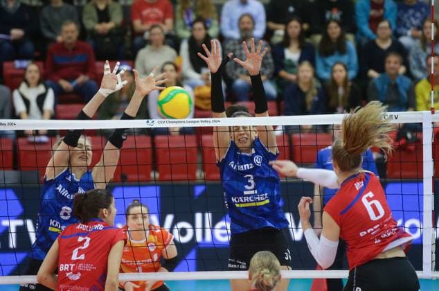 Stuttgart , Volleyball CEV Champions League , Allianz MTV Stuttgart vs Asterix Avo Beveren , from left Monique Strubbe Maria Segura Pallers Stgt Iris Vos Beveren