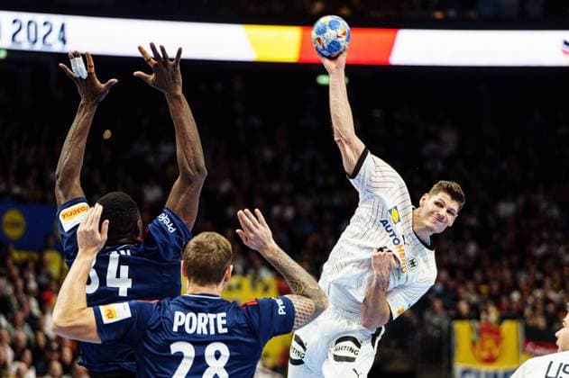 Throw Goal Sebastian Heymann Germany, 11 GER, France vs Germany, Handball, Men, EHF Euro 2024, Group A, Matchday 3, 16 01 2024 GER, France vs Germany, Handball, Men, EHF Euro 2024, Group A, Matchday 3, 16 01 2024 Berlin Copyright: xEibnerxPressefoto MarcelxvonxFehrnx EP_MFN