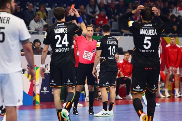 Red card against Alex Dujshebaev Spain Spain vs. Austria, Handball, Men, EHF Euro 2024, Group B, Matchday 3, 16 01 2024 Spain vs. Austria, Handball, Men, EHF Euro 2024, Group B, Matchday 3, 16 01 2024 Mannheim Copyright: xEibner-Pressefotox EP_RWS