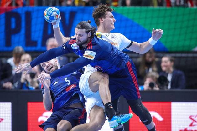 16 01 2024, EHF EURO 2024, European Mens Handball Championship, Mercedes Benz Arena in Berlin, Germany France Julian Köster Germany is brought down by Luka Karabatic France and Elohim Prandi France Berlin Germany