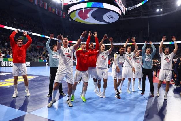 Austrian players celebrate their entry into the main round Spain vs. Austria, Handball, Men, EHF Euro 2024, Group B, Matchday 3, 16 01 2024 Spain vs. Austria, Handball, Men, EHF Euro 2024, Group B, Matchday 3, 16 01 2024 Mannheim Copyright: xEibner-Pressefotox EP_RWS