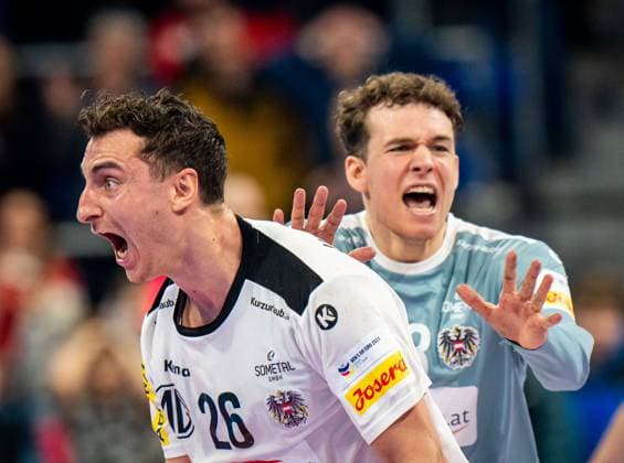 HANDBALL - EHF EURO 2024 MANNHEIM,GERMANY,16.JAN.24 - HANDBALL - EHF Men s European Championship, EM, Europameisterschaft 2024, group stage, Austria vs Spain. Image shows the rejoicing of Lukas Herburger and Constantin Moestl (AUT).  GEPAxpictures xEdgarxEisner