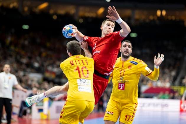 Sport Themen der Woche KW03 16.01.2024 - Handball - Herren - EHF - EM 2024 - Nordmazedonien - Schweiz Von Links: Marko Mitev (Nordmazedonien), Manuel Zehnder (Schweiz), Nikola Markoski (Nordmazedonien) Berlin Mercedes-Benz Arena Berlin Berlin Deutschland KlausTrotter-20240116-1590 *** 16 01 2024 Handball Men EHF EM 2024 North Macedonia Switzerland From left Marko Mitev North Macedonia , Manuel Zehnder Switzerland , Nikola Markoski North Macedonia Berlin Mercedes Benz Arena Berlin Berlin Germany KlausTrotter 20240116 1590