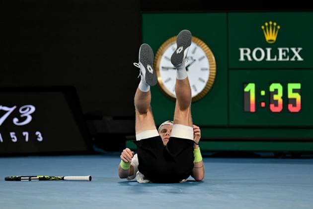TENNIS AUSTRALIAN OPEN, Jesper de Jong of Netherlands stumbles during his round 2 match against Jannik Sinner of Italy on Day 4 of the 2024 Australian Open at Melbourne Park in Melbourne, Wednesday, January 17, 2024. ( NO ARCHIVING, EDITORIAL USE ONLY, NO USE IN BOOKS WITHOUT CONSENT MELBOURNE VICTORIA AUSTRALIA  Copyright: xLUKASxCOCHx 20240117001890046036