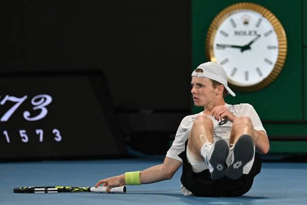 TENNIS AUSTRALIAN OPEN, Jesper de Jong of Netherlands stumbles during his round 2 match against Jannik Sinner of Italy on Day 4 of the 2024 Australian Open at Melbourne Park in Melbourne, Wednesday, January 17, 2024. ( NO ARCHIVING, EDITORIAL USE ONLY, NO USE IN BOOKS WITHOUT CONSENT MELBOURNE VICTORIA AUSTRALIA  Copyright: xLUKASxCOCHx 20240117001890049471