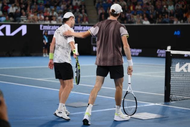 Jannik Sinner (ITA) helps Jesper De Jong (NED) during his second round match Australian Open, Day Four, Tennis, Melbourne Park, Melbourne, Australia - 17 Jan 2024  Copyright: xJamesxGourley Shutterstockx 14297589cd