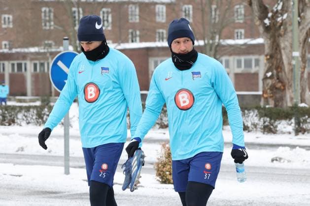DEU, DFL, 2 FBL Hertha BSC, Training, 17 01 2024, Sportforum, Berlin, DEU, DFL, 2 FBL Hertha BSC, Training, in the picture Haris Tabakovic Hertha BSC Berlin 25 , Toni Leistner Hertha BSC Berlin 37 DFL regulations prohibit any use of Photographs as image sequences and or quasi video Foto Juergen Engler nordphoto GmbH nordphotoxGmbHx xEngler nph00076