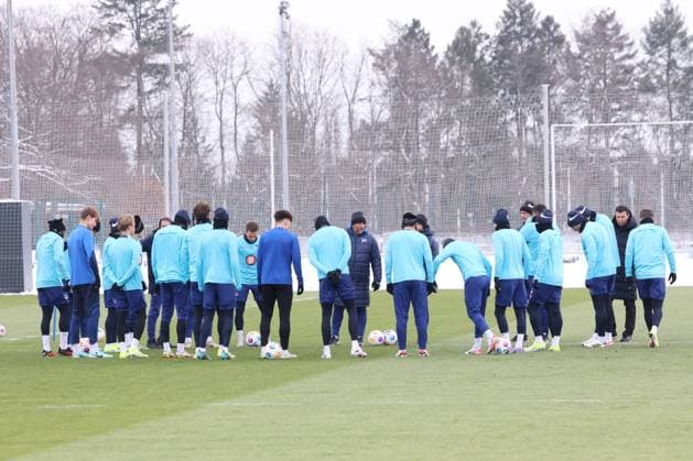 DEU, DFL, 2 FBL Hertha BSC, Training, 17 01 2024, Sportforum, Berlin, DEU, DFL, 2 FBL Hertha BSC, Training, im Bild Hertha Spielerkreis, Cheftrainer Pal Dardai Hertha BSC Berlin DFL regulations prohibit any use of Photographs as image sequences and or quasi video Foto Juergen Engler nordphoto GmbH nordphotoxGmbHx xEngler nph00076