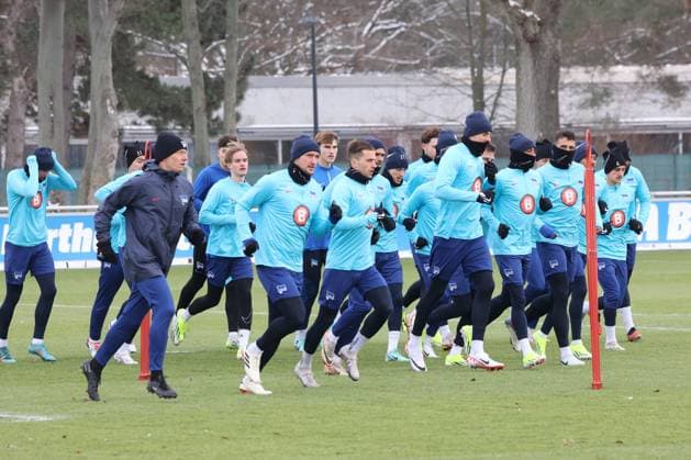 DEU, DFL, 2 FBL Hertha BSC, Training, 17 01 2024, Sportforum, Berlin, DEU, DFL, 2 FBL Hertha BSC, Training, im Bild warm up, Aufwaermtraining, Hertha Spielerkreis DFL regulations prohibit any use of Photographs as image sequences and or quasi video Foto Juergen Engler nordphoto GmbH nordphotoxGmbHx xEngler nph00076