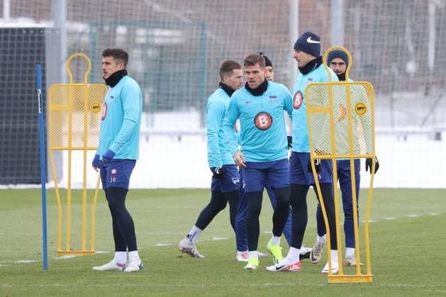 DEU, DFL, 2 FBL Hertha BSC, Training, 17 01 2024, Sportforum, Berlin, DEU, DFL, 2 FBL Hertha BSC, Training, im Bild Hertha Spielerkreis, Marc Oliver Kempf Hertha BSC Berlin 20 , Florian Niederlechner Hertha BSC Berlin 7 , Haris Tabakovic Hertha BSC Berlin 25 DFL regulations prohibit any use of Photographs as image sequences and or quasi video Foto Juergen Engler nordphoto GmbH nordphotoxGmbHx xEngler nph00076