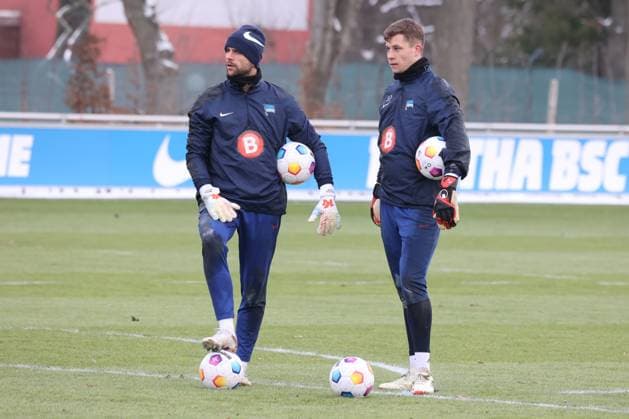 DEU, DFL, 2 FBL Hertha BSC, Training, 17 01 2024, Sportforum, Berlin, DEU, DFL, 2 FBL Hertha BSC, Training, in the picture Marius Gersbeck Hertha BSC Berlin 35 , Tjark Ernst Hertha BSC Berlin 12 DFL regulations prohibit any use of Photographs as image sequences and or quasi video Foto Juergen Engler nordphoto GmbH nordphotoxGmbHx xEngler nph00076
