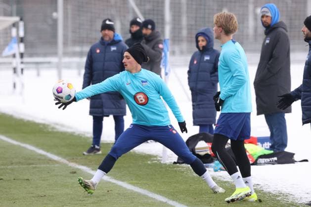 DEU, DFL, 2 FBL Hertha BSC, Training, 17 01 2024, Sportforum, Berlin, DEU, DFL, 2 FBL Hertha BSC, Training, im Bild Michat Karbownik Hertha BSC Berlin 6 DFL regulations prohibit any use of Photographs as image sequences and or quasi video Foto Juergen Engler nordphoto GmbH nordphotoxGmbHx xEngler nph00076