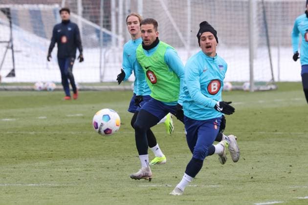 DEU, DFL, 2 FBL Hertha BSC, Training, 17 01 2024, Sportforum, Berlin, DEU, DFL, 2 FBL Hertha BSC, Training, in the picture Michat Karbownik Hertha BSC Berlin 6 , Peter Pekarik Hertha BSC Berlin 2 DFL regulations prohibit any use of Photographs as image sequences and or quasi video Foto Juergen Engler nordphoto GmbH nordphotoxGmbHx xEngler nph00076